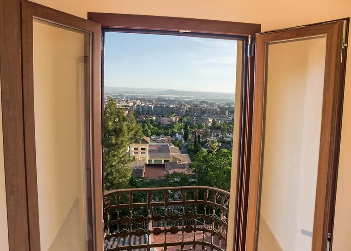 Montevive, Disfruta Los Atardeceres Unicos De Granada En Nuestra Terraza